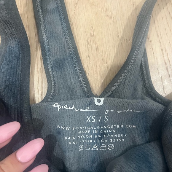 basic workout top - Picture 2 of 3